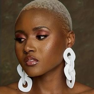 DAISY EXAGGERATED WHITE ACRYLIC CHAIN LINK PIERCED EARRINGS NWOT